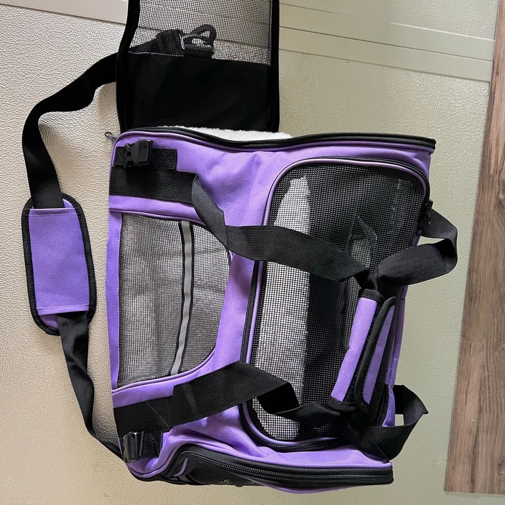 Purple dog/cat carrier. Size S-M. New.
